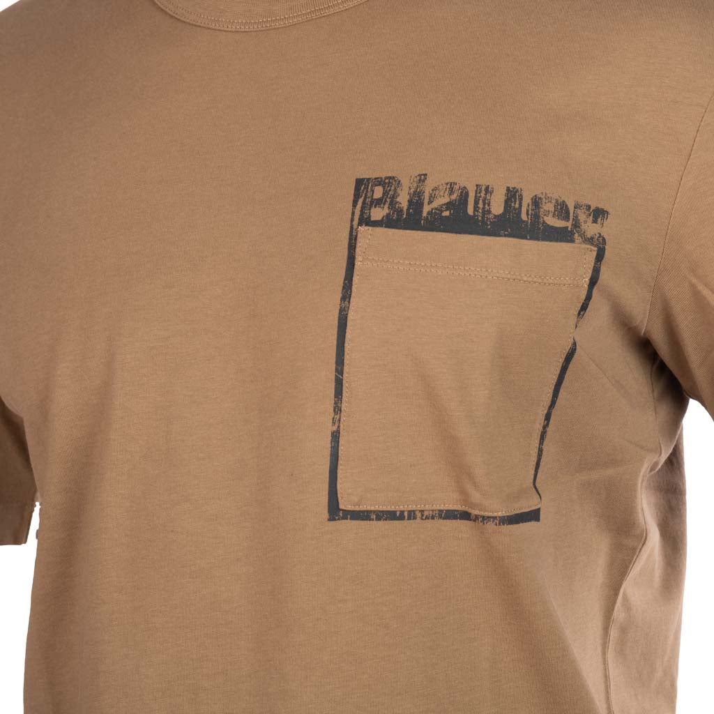 T-SHIRT UOMO BLAUER CON TASCHINO FRONTALE E MAXI STAMPA SUL RETRO - Colori disponibili: 2