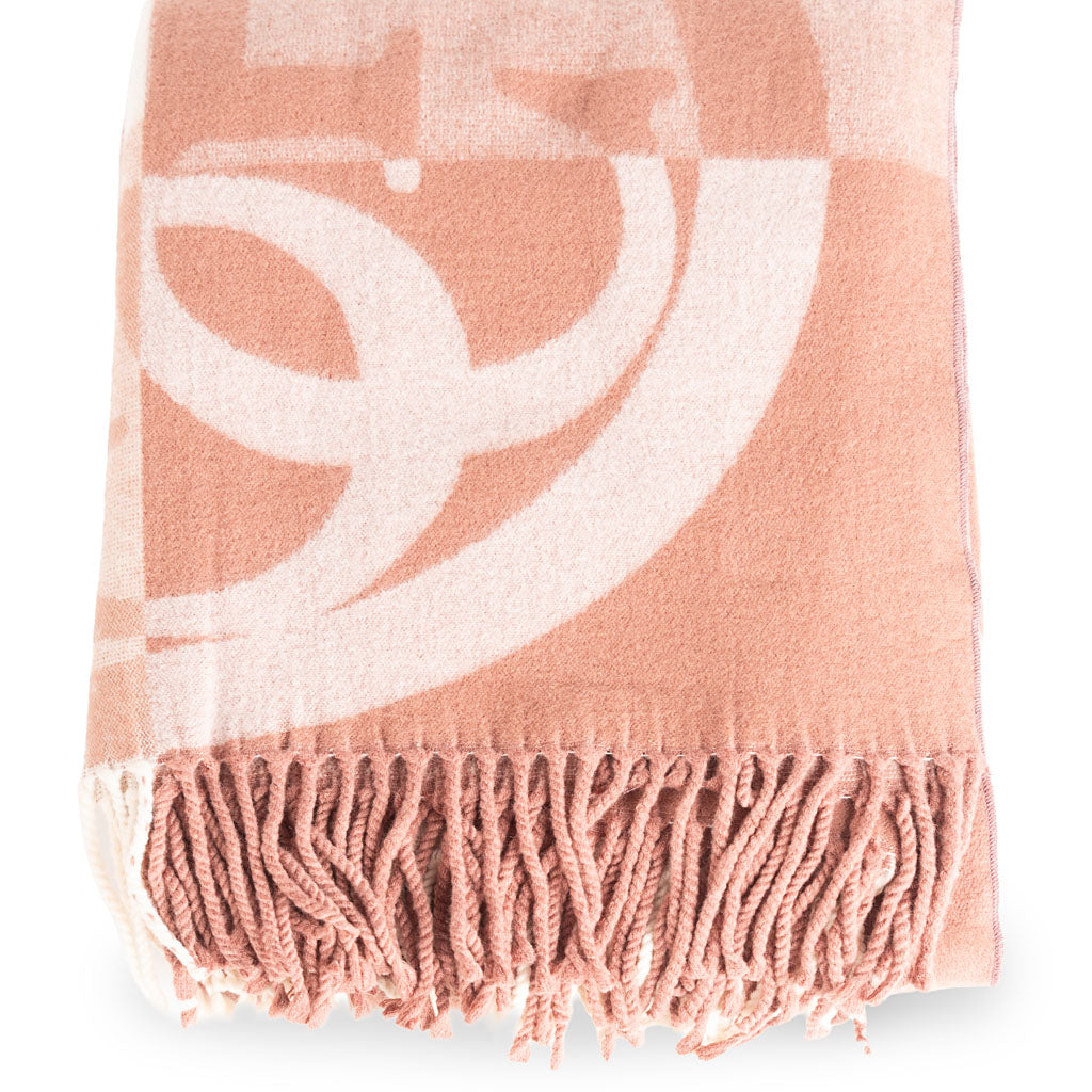 SCIARPA DONNA GUESS CON LOGO E FRANGE - Colori disponibili: 2